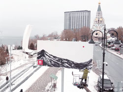 Работа российского художника Ильи Робе появилась на билборде у Ладьи