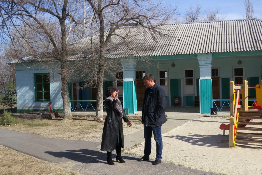 Депутат Николай Лукьяненко помогает организовать детский палаточный лагерь   