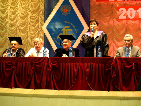 Председатель областной Думы А.Б.Клыканов вручил дипломы о высшем образовании